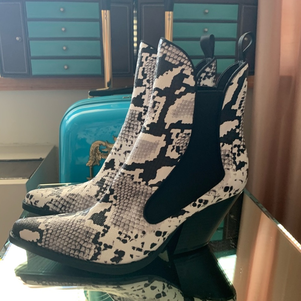 😍Brand New w/Tags Zara Cowboy Ankle Boot. These SOLD OUT IMMEDIATELY!